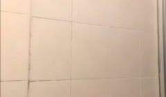 高颜值妹子卫生间道具自慰 全裸马桶上道具JJ抽插