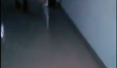 直播男带着胸大性感的美女体验刺激在别人家走廊里扒