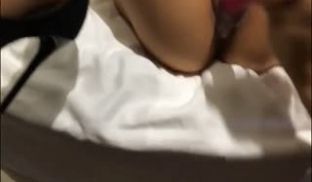 震动棒让她高潮到喷水不止