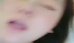 嘴当逼草真刺激，大黑牛先自慰再被大鸡巴蹂躏呻吟可