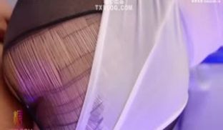可爱妹子装扮成原神角色和小哥哥激情做爱！