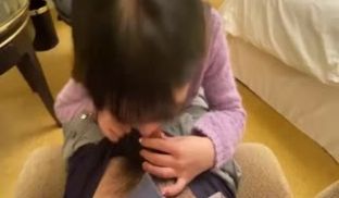 可爱女友跪在我面前吹，还自己做上来摇～当大王的感
