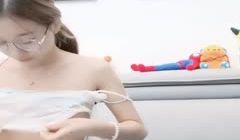 可爱双胞胎姐妹花服从粉丝要求互舔逼逼再自慰！