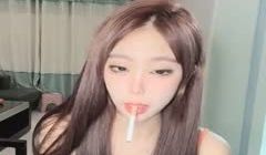 可爱颜值的大眼小姐姐慢慢脱下运动装全裸诱惑~下集