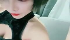 两位富家小姐姐买了只小狼狗帮她们身体舔个干净！