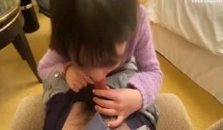 女友用口水当润滑，舔够了就自己坐上来！