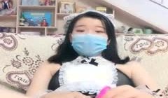 少女见家里没人 穿上女仆套装在客厅大胆风骚自慰！