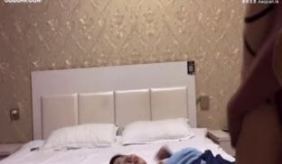 妹子穿上新买的衣服后在床上等待男友回来抽插做爱！