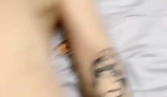丝袜纹身妹抬起大腿被肉棒连续抽插猛操！
