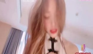 性感旗袍按摩小姐姐在客人面前先表演自慰！再被爆操