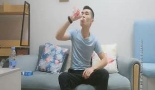 性感正妹温柔亲吻，在镜头前抱起来操弄