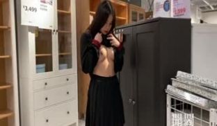 学生妹子小小年纪胆子可真大，塞着跳蛋在内裤里到I
