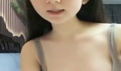 学生小妹妹直播抓胸抠穴，呻吟的淫水声听了都想操！