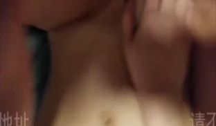 又贱又骚的巨乳少妇被打桩机似地狂操，前门玩完了再