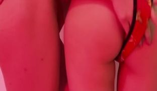 写真女同美女带新人小姐姐，拍摄时激情女女互动！