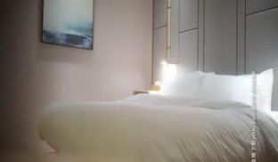 在酒店约了个牛仔裙萌妹子，背后骑乘侧入各种姿势都
