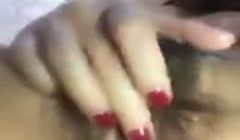 对白淫荡淫骚主播小妖精浴室洗澡洗逼逼下面的逼毛好