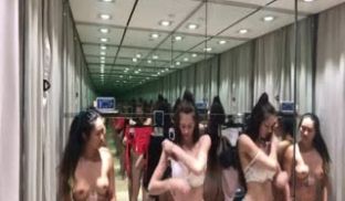 前凸后翘身材非常SEX的华裔留学生与美女闺蜜试衣