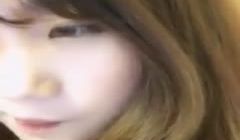 看着年龄不大挺萌的美女主播全裸漏逼道具尾巴插BB