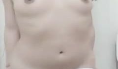 少女为了生活直播挣外快三