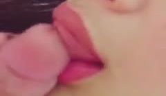 性感漂亮的姐姐自慰不满足想要被操偷偷掀开表弟被子