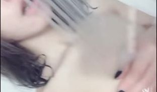 洗澡自拍露美乳粉鲍