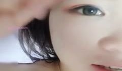 艺校靓妹洗白白后拿起个小吉他乱弹琴直播福利大秀