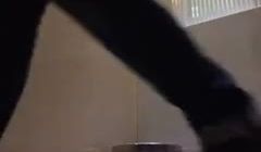 【厕所偷拍】滑冰的妹子差点尿到裤子里