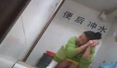 【厕所偷拍】女厕偷拍 抹完还要揉一揉下面