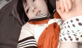 先把小美女两手绑起来 再嘿嘿嘿