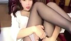 【清纯萌妹】琪琪性感开裆黑丝椅子上自摸道具抽插自