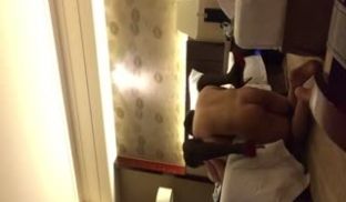 性感紧身黑皮衣露脸调教贱狗 被口交后再爆插怒射