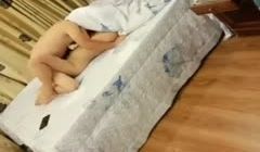 聊了一会后上去就扒美女内裤,开始挣扎,给点好处全