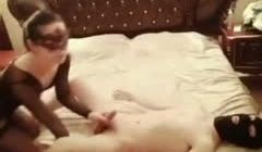 颜值很高的艾美人一身半透性感黑内衣 被蒙面小哥后