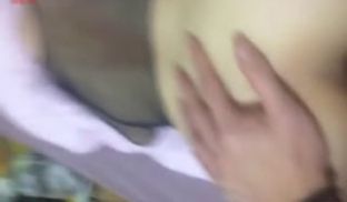 刮完逼毛的骚妹被男友一边插菊花一边用手揉摸淫穴爽