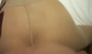 少妇丝袜来不及脱掉就找男人干她