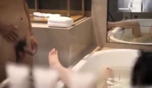 少妇寂寞难耐洗澡时被司机偷看后竟直接把他叫进来吃