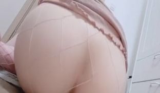 少女小E一个人在家自慰