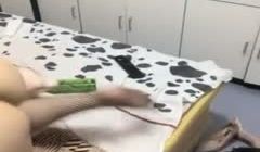和炮友激情啪啪，黑色网袜手指扣逼特写后入抽插椅子
