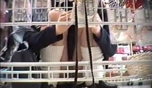 【偷拍】超市偷拍路人裙底，牛人