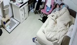 黑客破解家庭摄像头监控小夫妻在床上啪啪 妹子奶子