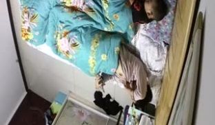 家庭网络摄像头监控TP骚妈把孩子哄睡后玩手机视频