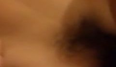 开房操别人的女友，边操她还边和男友打电话，妹子努
