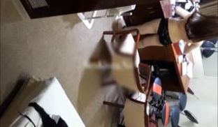 冒死躲在会所更衣间天花板偷窥个颜值不错的坐台妹子