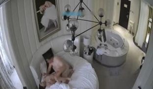 年轻漂亮的长发美女酒店和猥琐胖激情啪啪,美女开始