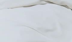 女友玩手机小伙性急了 就掰开看一下吗
