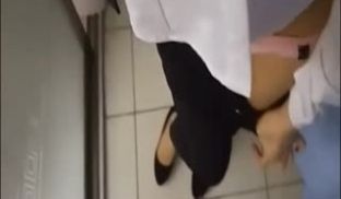 【约炮】吃完宵夜把淫骚女白领带到出租屋啪啪草到她