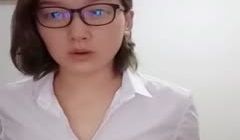 十个眼镜九个骚职业装斯文眼镜女白领兼职女主播网约
