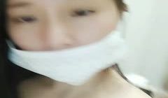 手机直播看着挺清纯的漂亮长发萌妹子全裸漏奶漏逼自