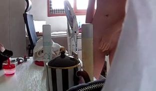 偷拍奶子整得很漂亮的美眉洗澡出来搽护肤品
